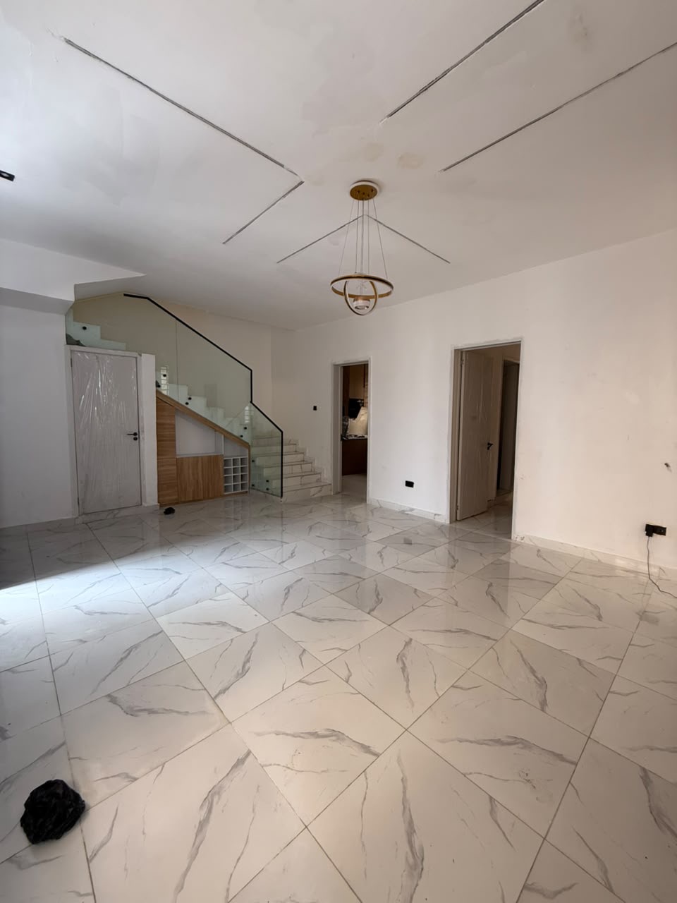 This property offers comfort, functionality, and excellent value in a secure and fast-appreciating neighborhood.