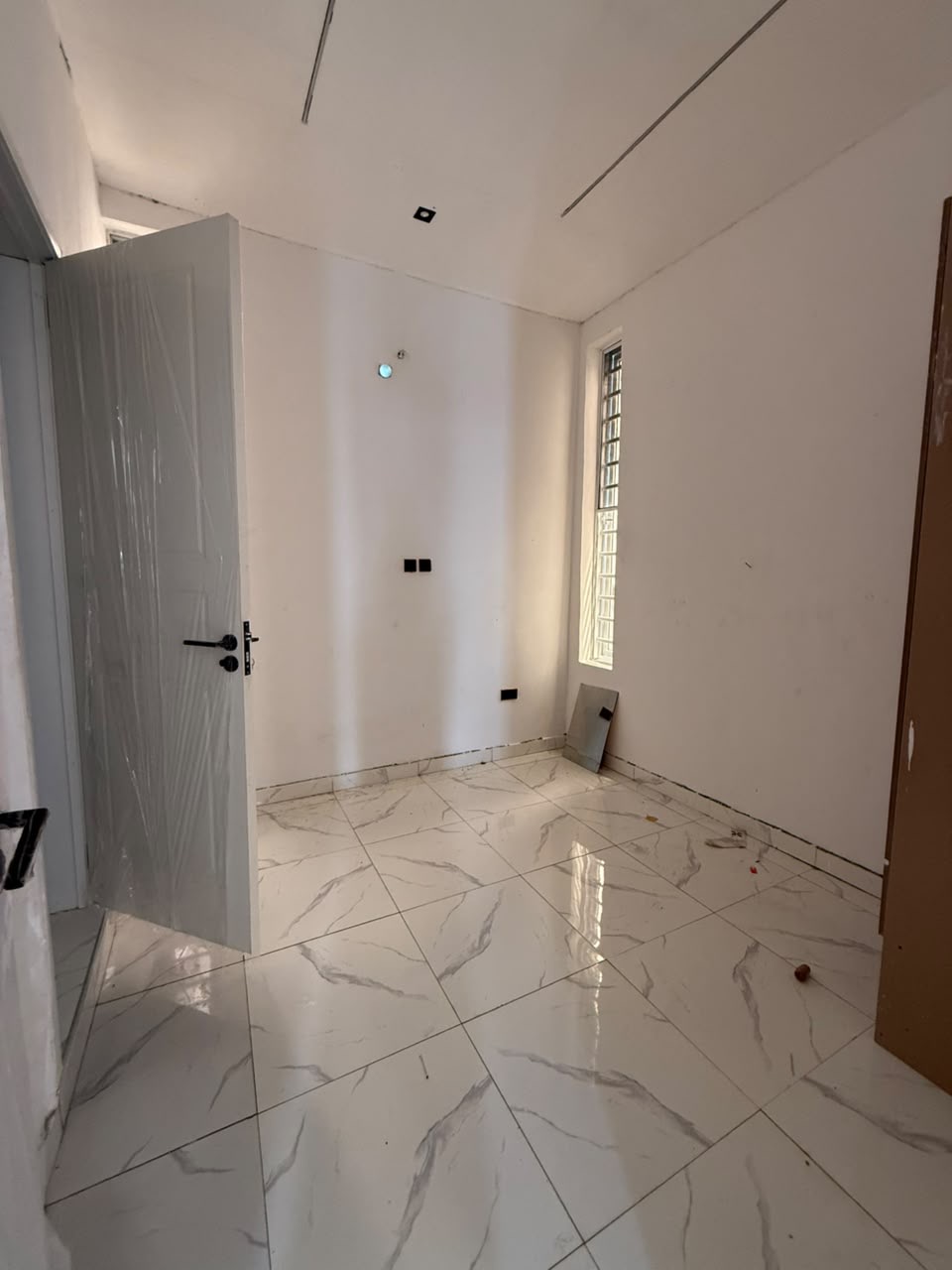 This property offers comfort, functionality, and excellent value in a secure and fast-appreciating neighborhood.