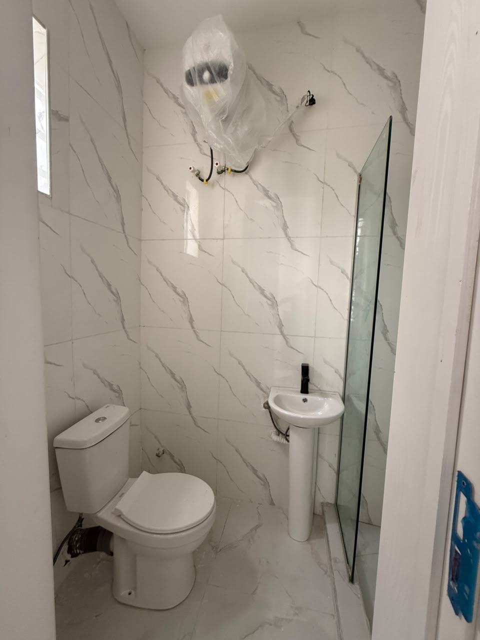 This property offers comfort, functionality, and excellent value in a secure and fast-appreciating neighborhood.