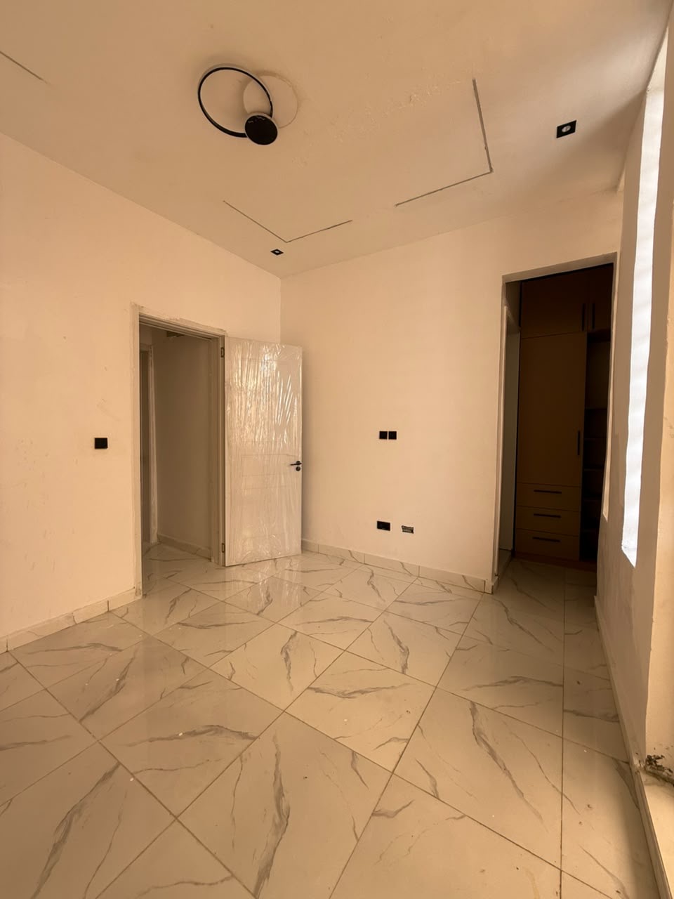 This property offers comfort, functionality, and excellent value in a secure and fast-appreciating neighborhood.