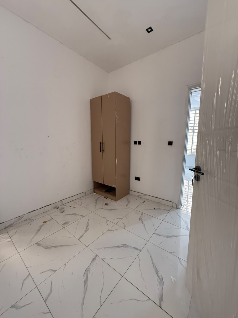 This property offers comfort, functionality, and excellent value in a secure and fast-appreciating neighborhood.