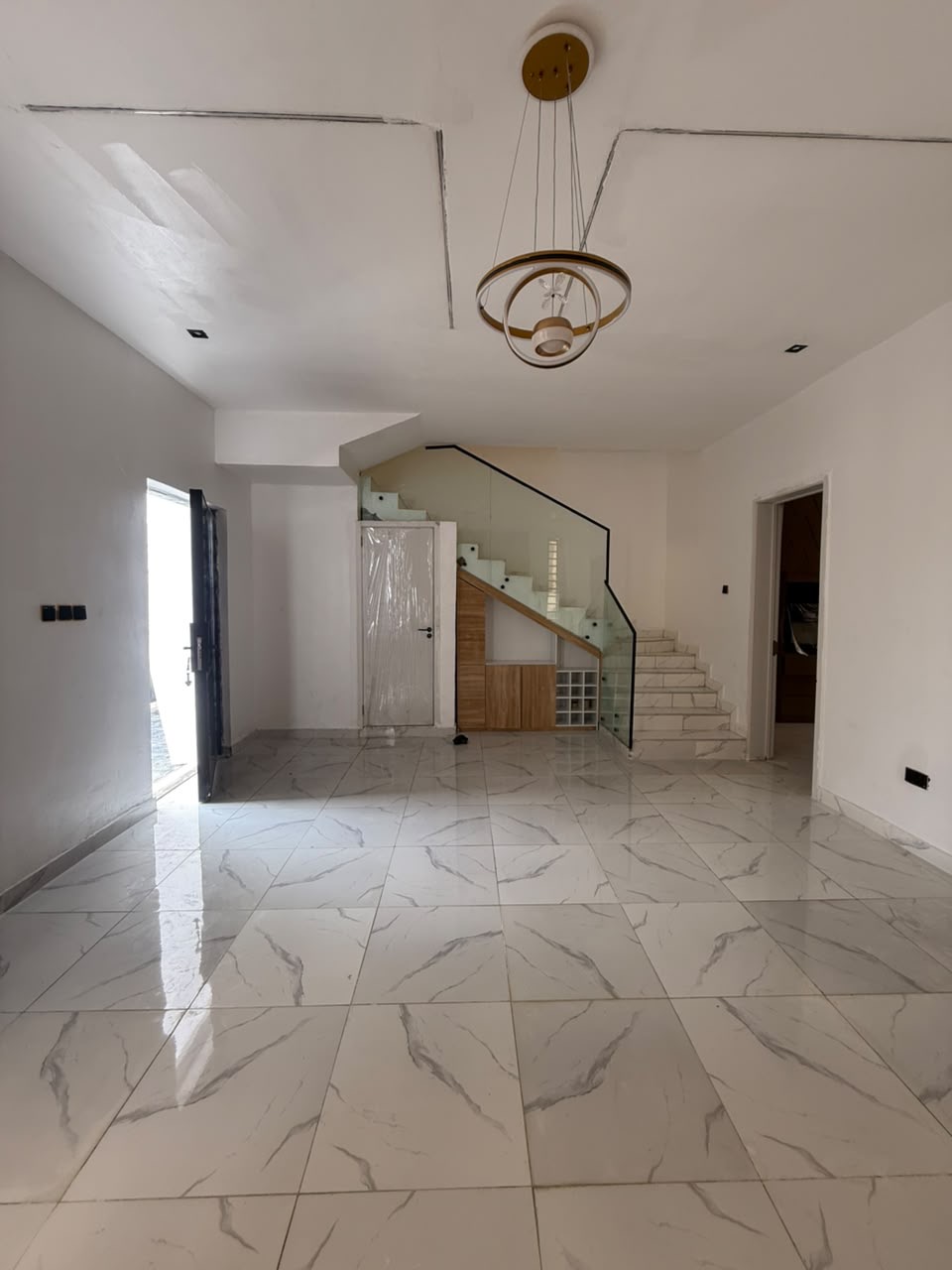 This property offers comfort, functionality, and excellent value in a secure and fast-appreciating neighborhood.