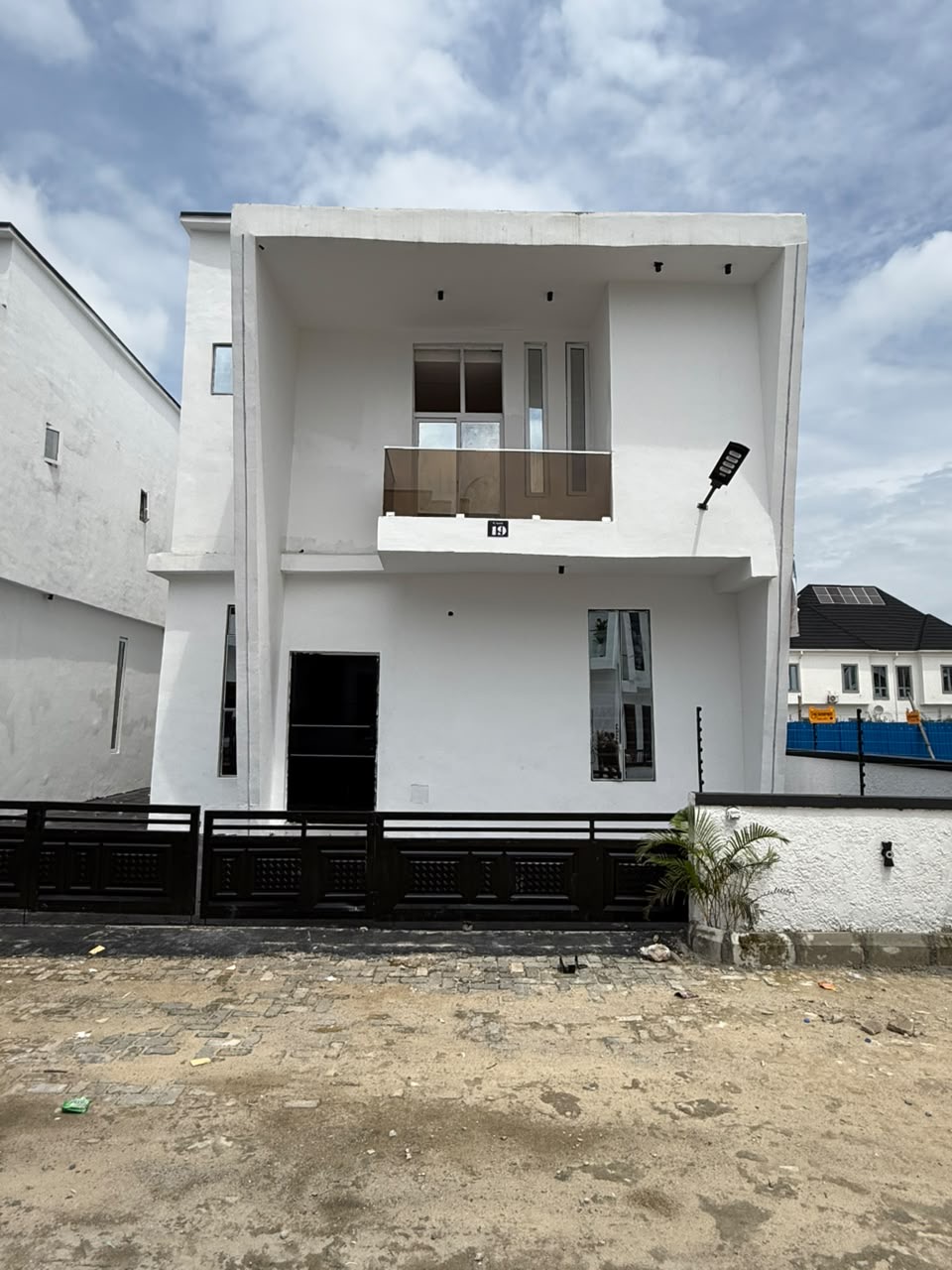 This property offers comfort, functionality, and excellent value in a secure and fast-appreciating neighborhood.