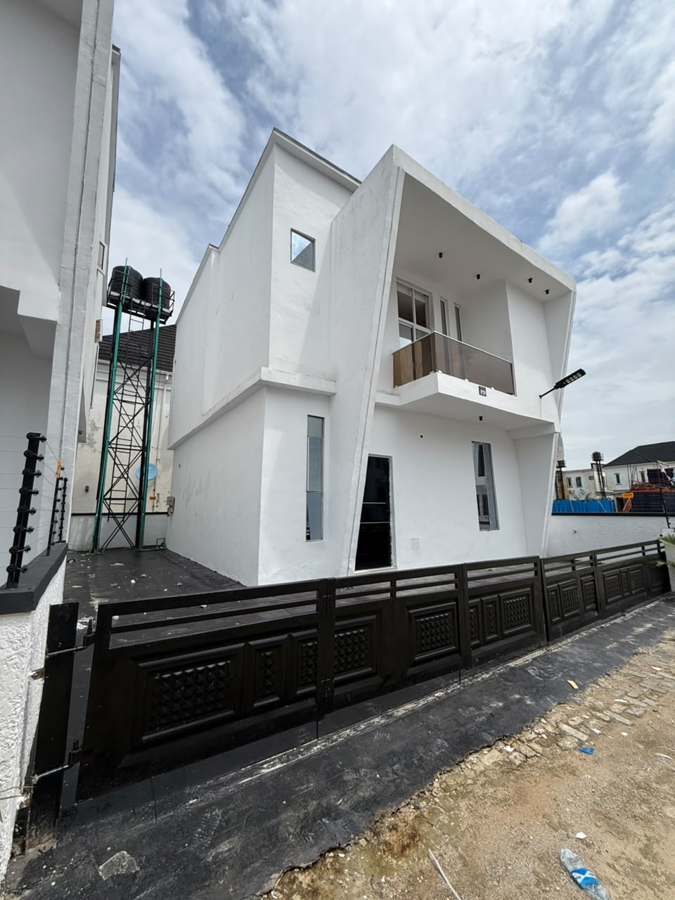 This property offers comfort, functionality, and excellent value in a secure and fast-appreciating neighborhood.