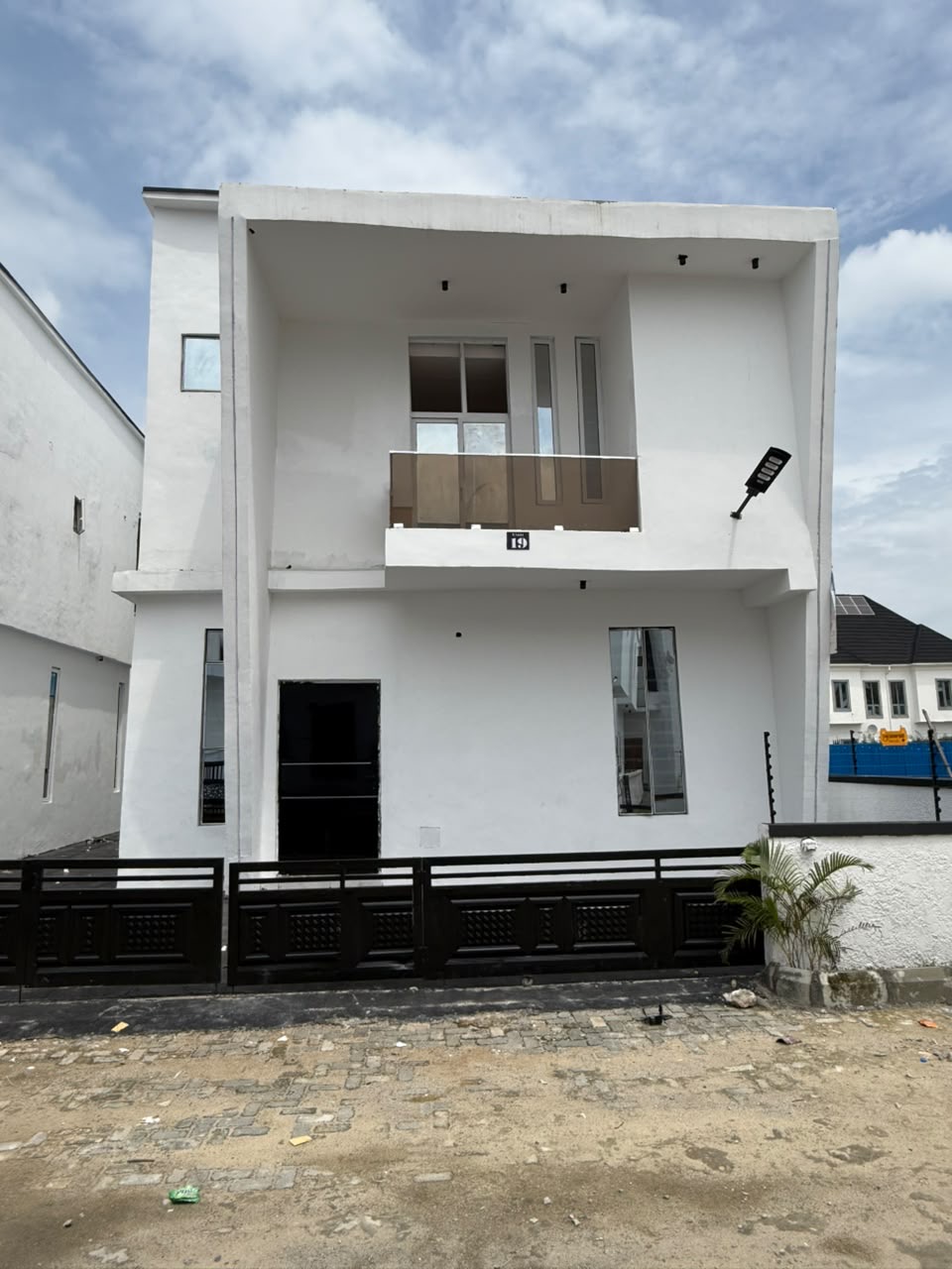 This property offers comfort, functionality, and excellent value in a secure and fast-appreciating neighborhood.