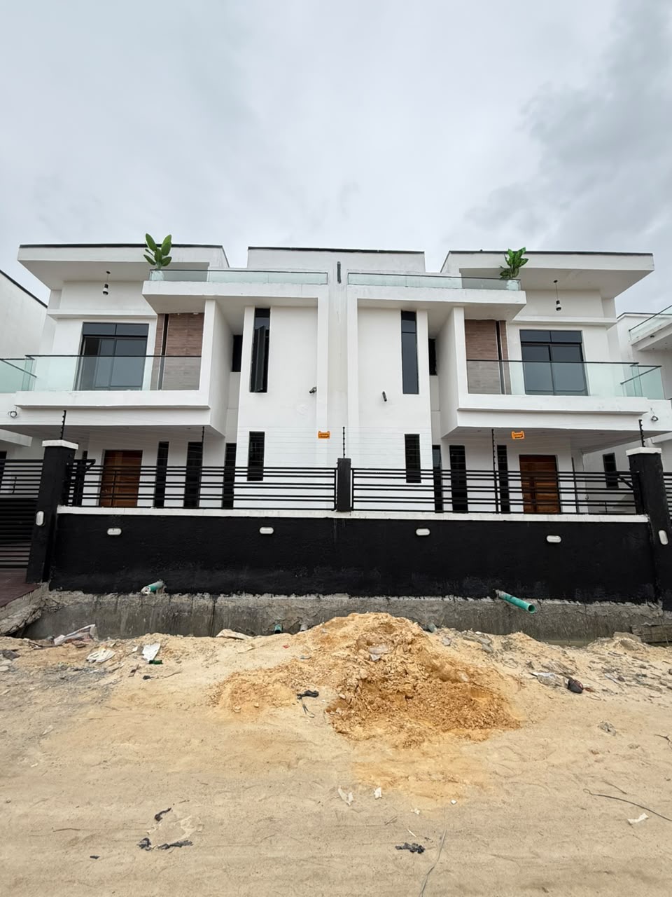 A brand-new home in a secure and well-connected part of Sangotedo. Pay and move-in