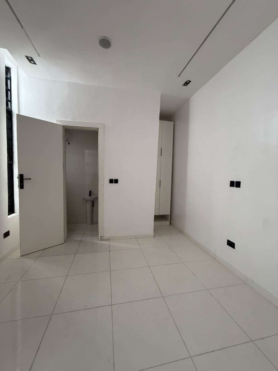 A brand-new property in a secure and well-connected part of Sangotedo, ideal for comfortable family living or a valuable real estate investment.