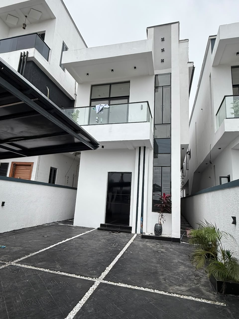 A brand-new property in a secure and well-connected part of Sangotedo, ideal for comfortable family living or a valuable real estate investment.