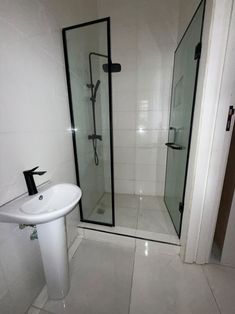 A brand-new property in a secure and well-connected part of Sangotedo, ideal for comfortable family living or a valuable real estate investment.