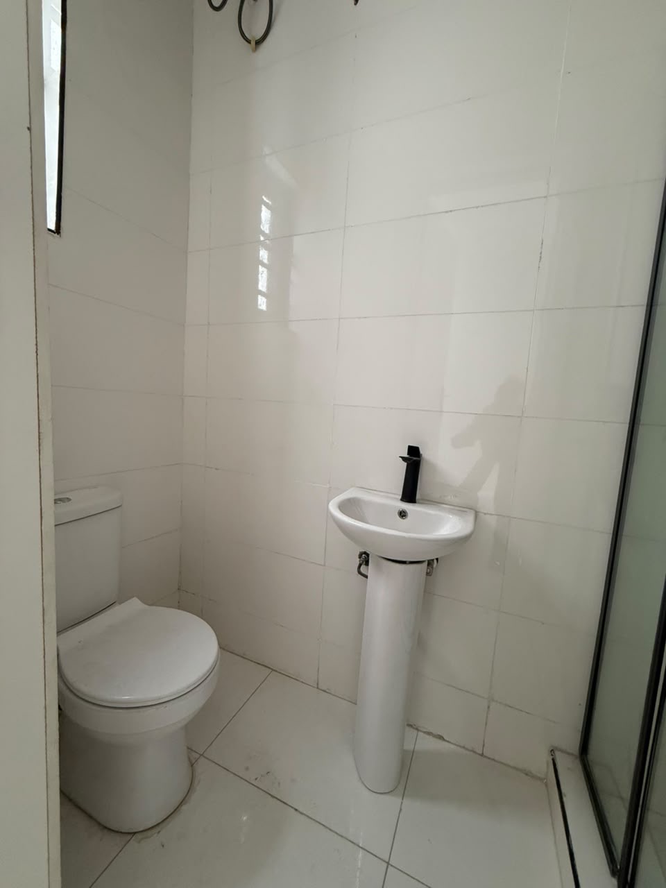 A brand-new property in a secure and well-connected part of Sangotedo, ideal for comfortable family living or a valuable real estate investment.