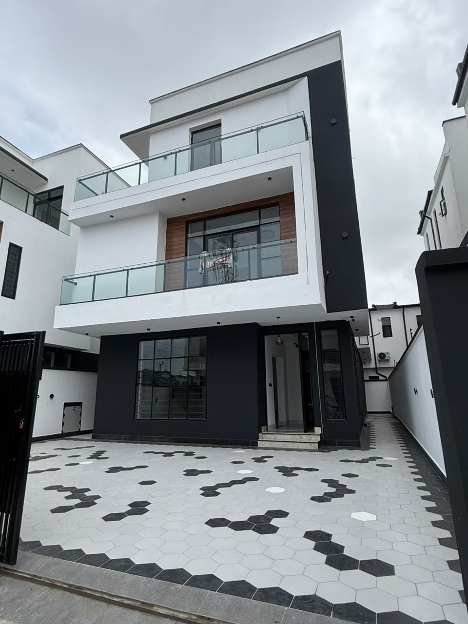 A premium home offering comfort, privacy, and modern convenience in one of Lekki’s sought-after residential locations.