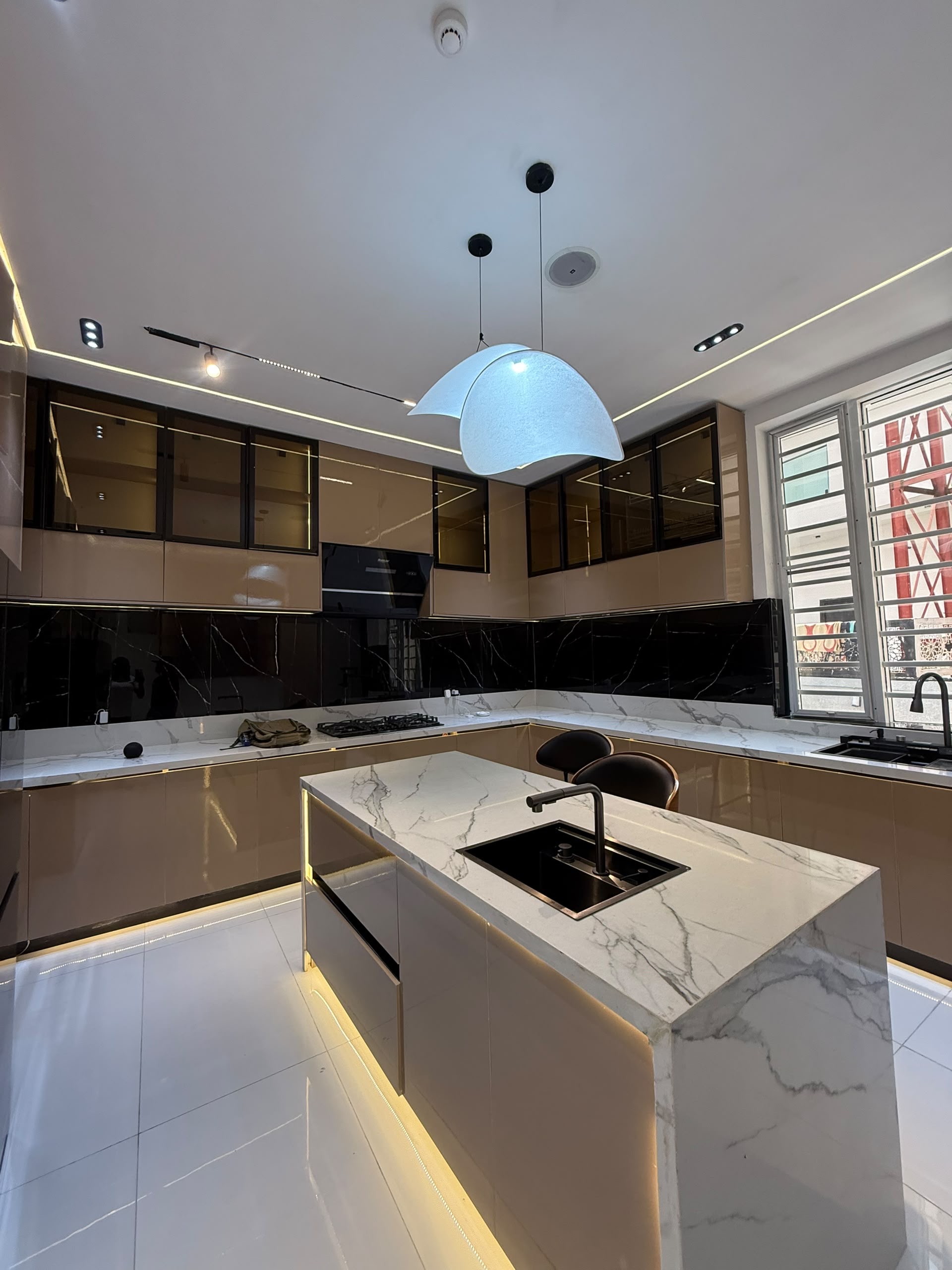 Discover modern luxury in this beautifully finished 5-bedroom fully detached duplex with BQ, sitting on 420sqm and designed for comfort, sophistication and convenience.