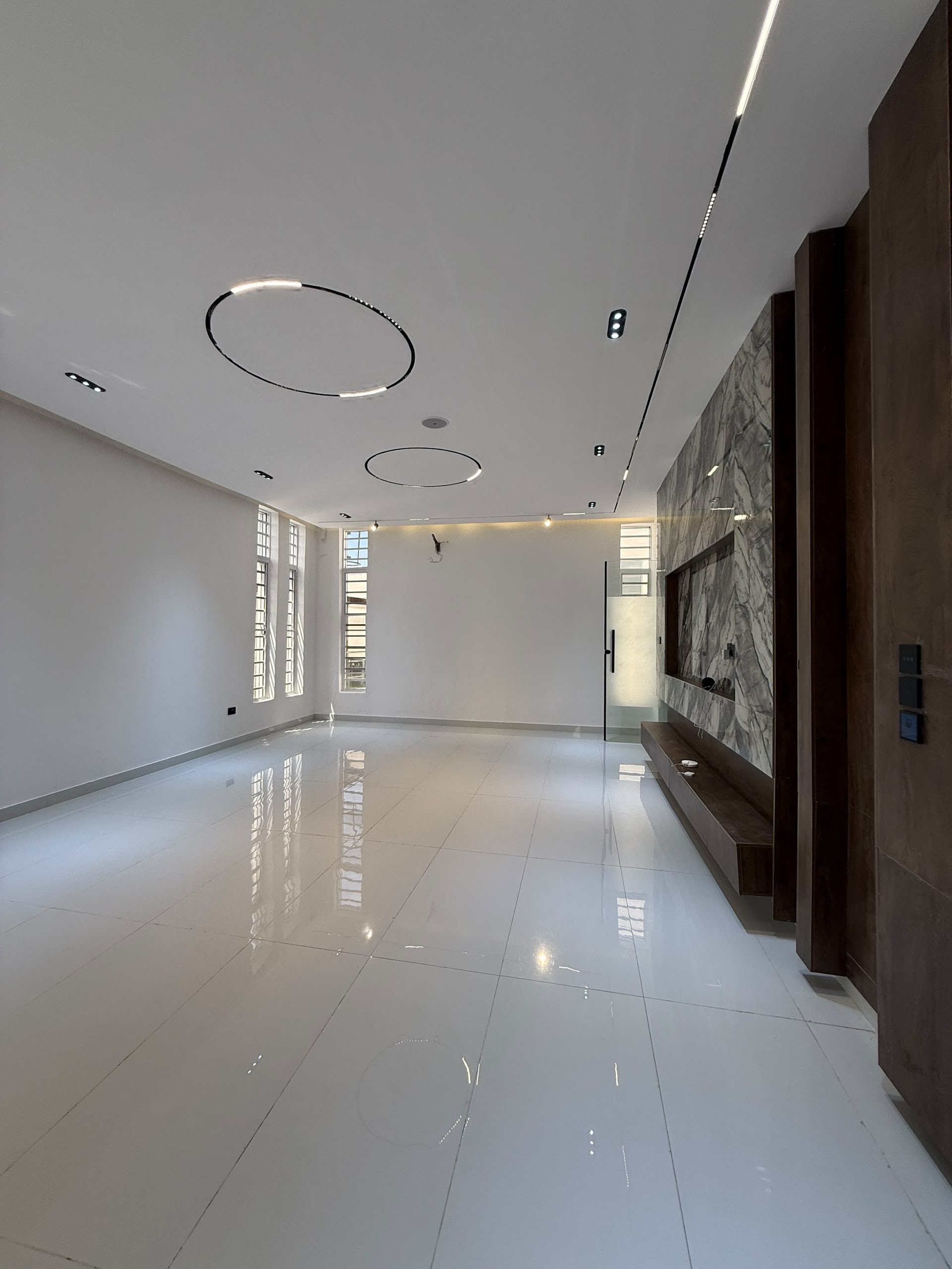 Discover modern luxury in this beautifully finished 5-bedroom fully detached duplex with BQ, sitting on 420sqm and designed for comfort, sophistication and convenience.
