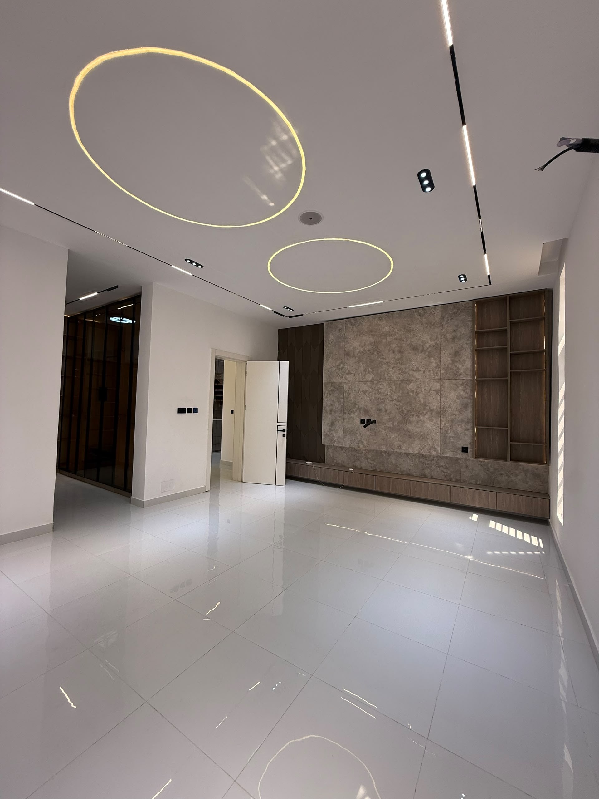 Discover modern luxury in this beautifully finished 5-bedroom fully detached duplex with BQ, sitting on 420sqm and designed for comfort, sophistication and convenience.
