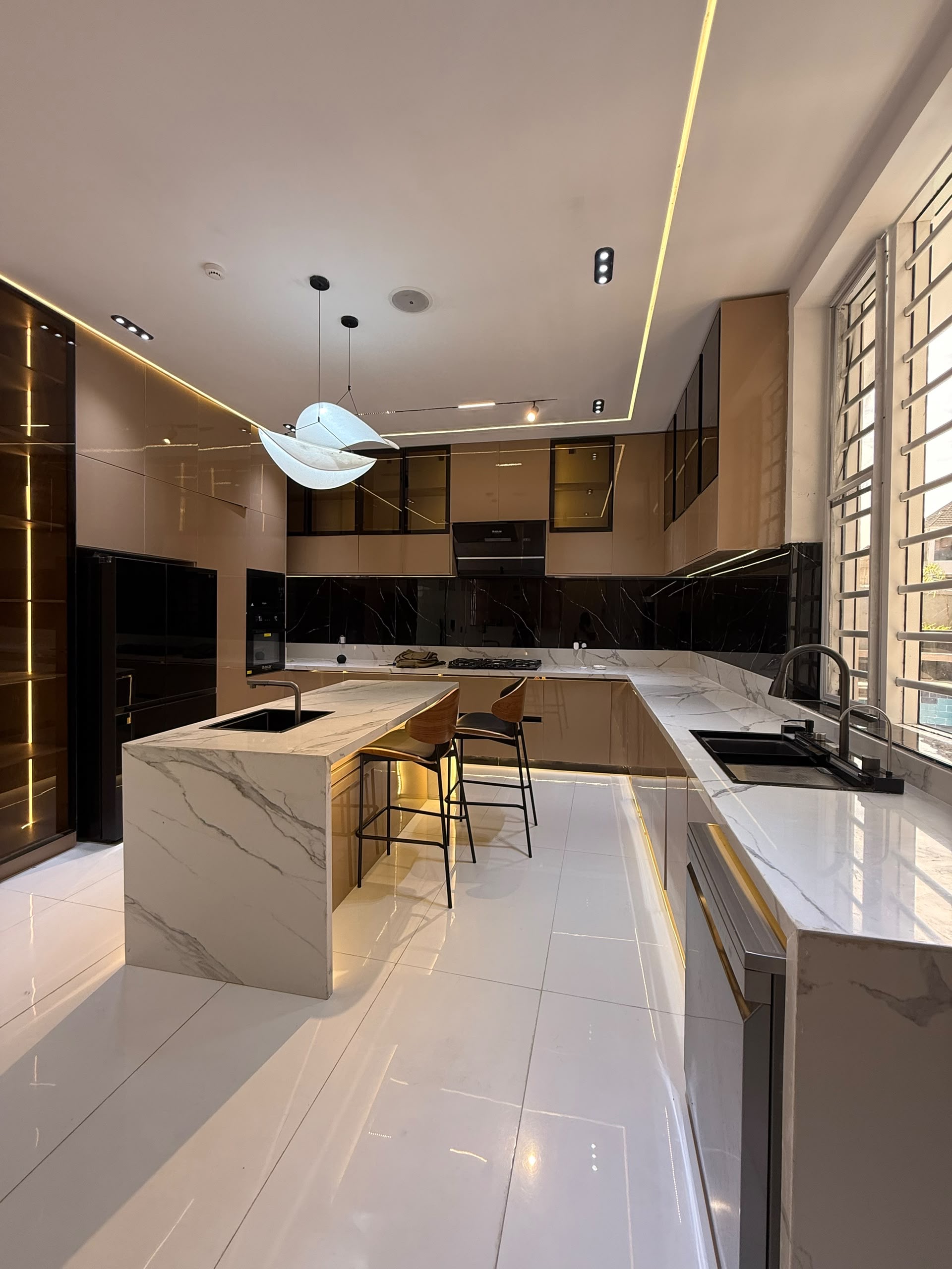 Discover modern luxury in this beautifully finished 5-bedroom fully detached duplex with BQ, sitting on 420sqm and designed for comfort, sophistication and convenience.