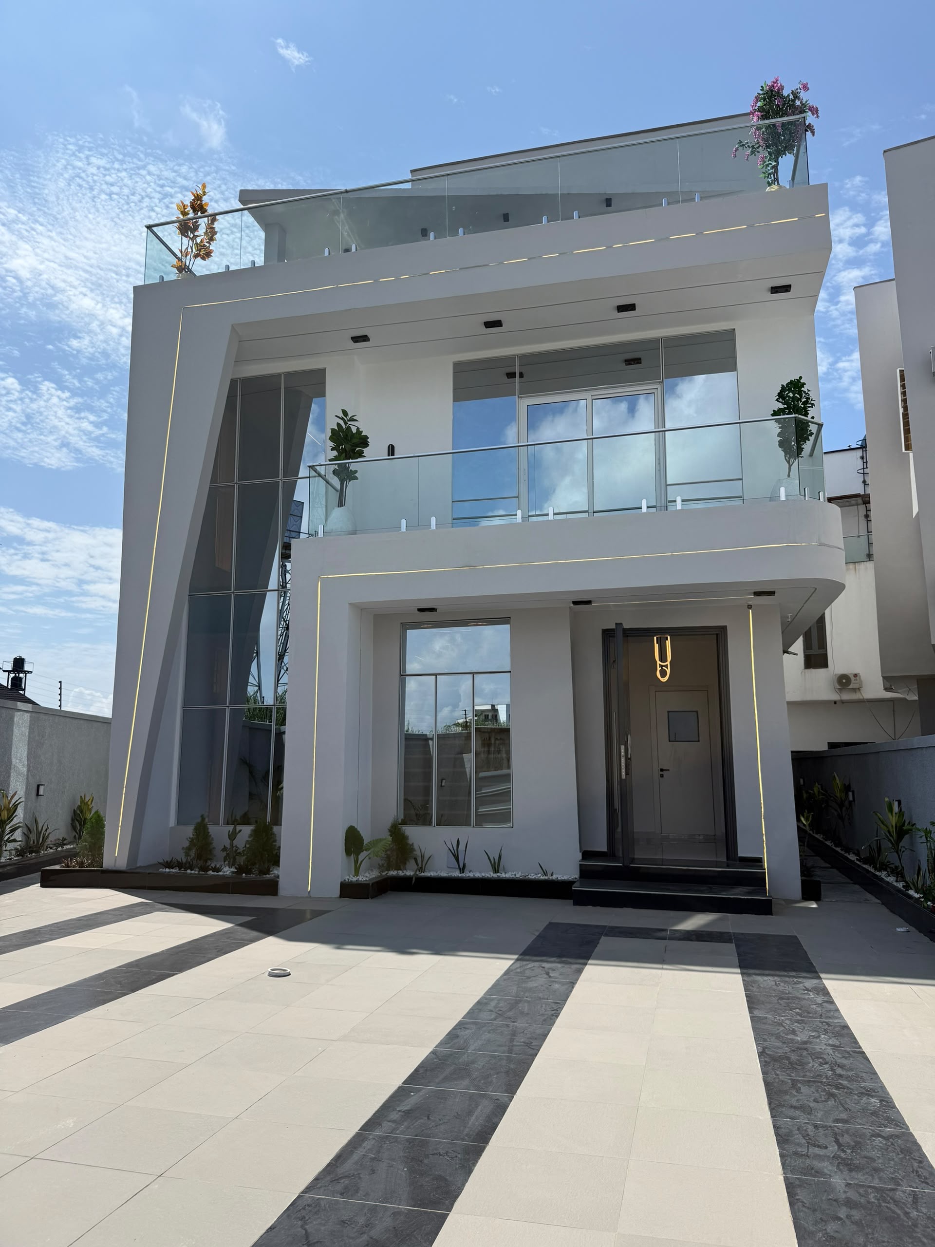 Discover modern luxury in this beautifully finished 5-bedroom fully detached duplex with BQ, sitting on 420sqm and designed for comfort, sophistication and convenience.