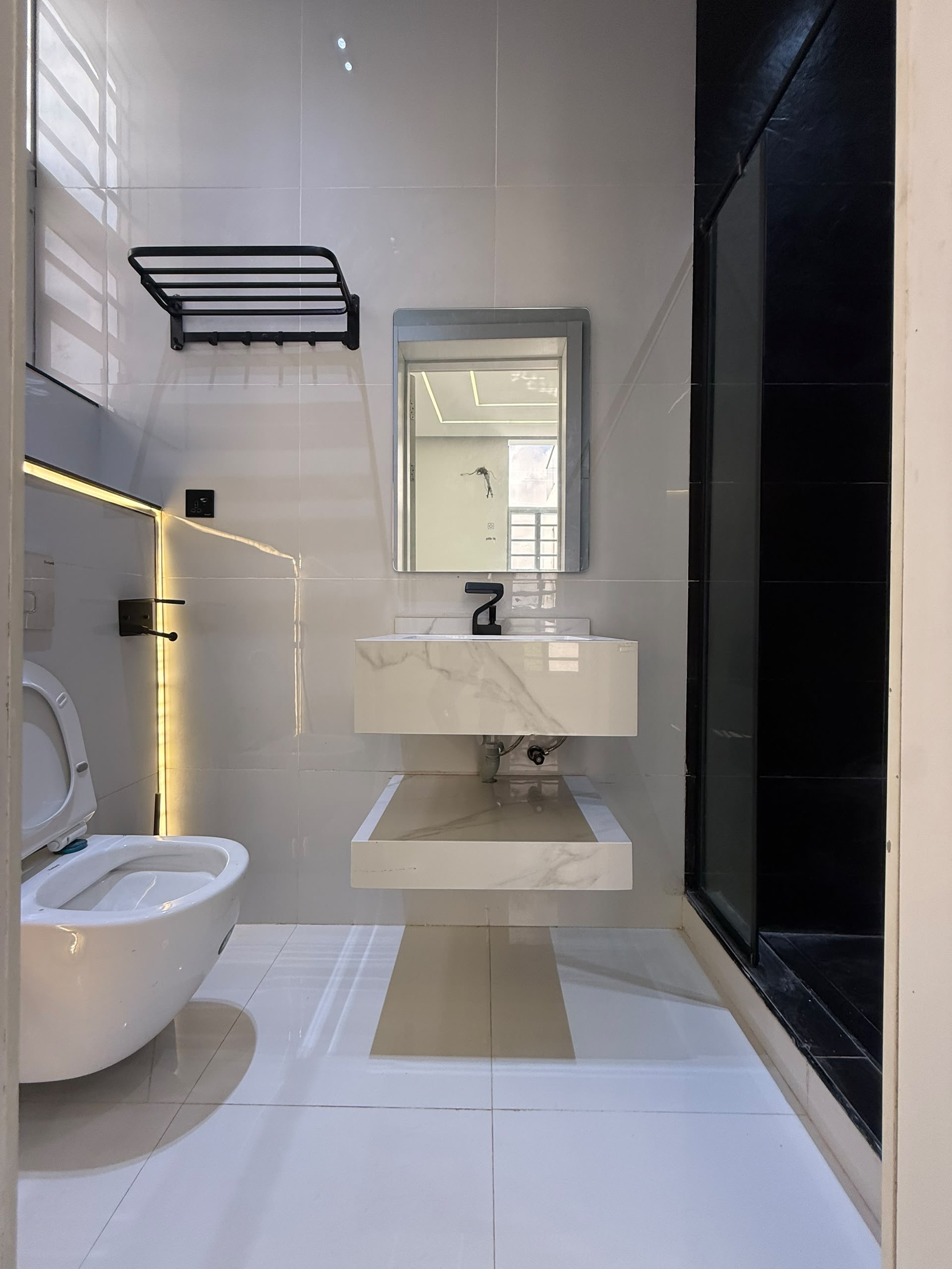 Discover modern luxury in this beautifully finished 5-bedroom fully detached duplex with BQ, sitting on 420sqm and designed for comfort, sophistication and convenience.