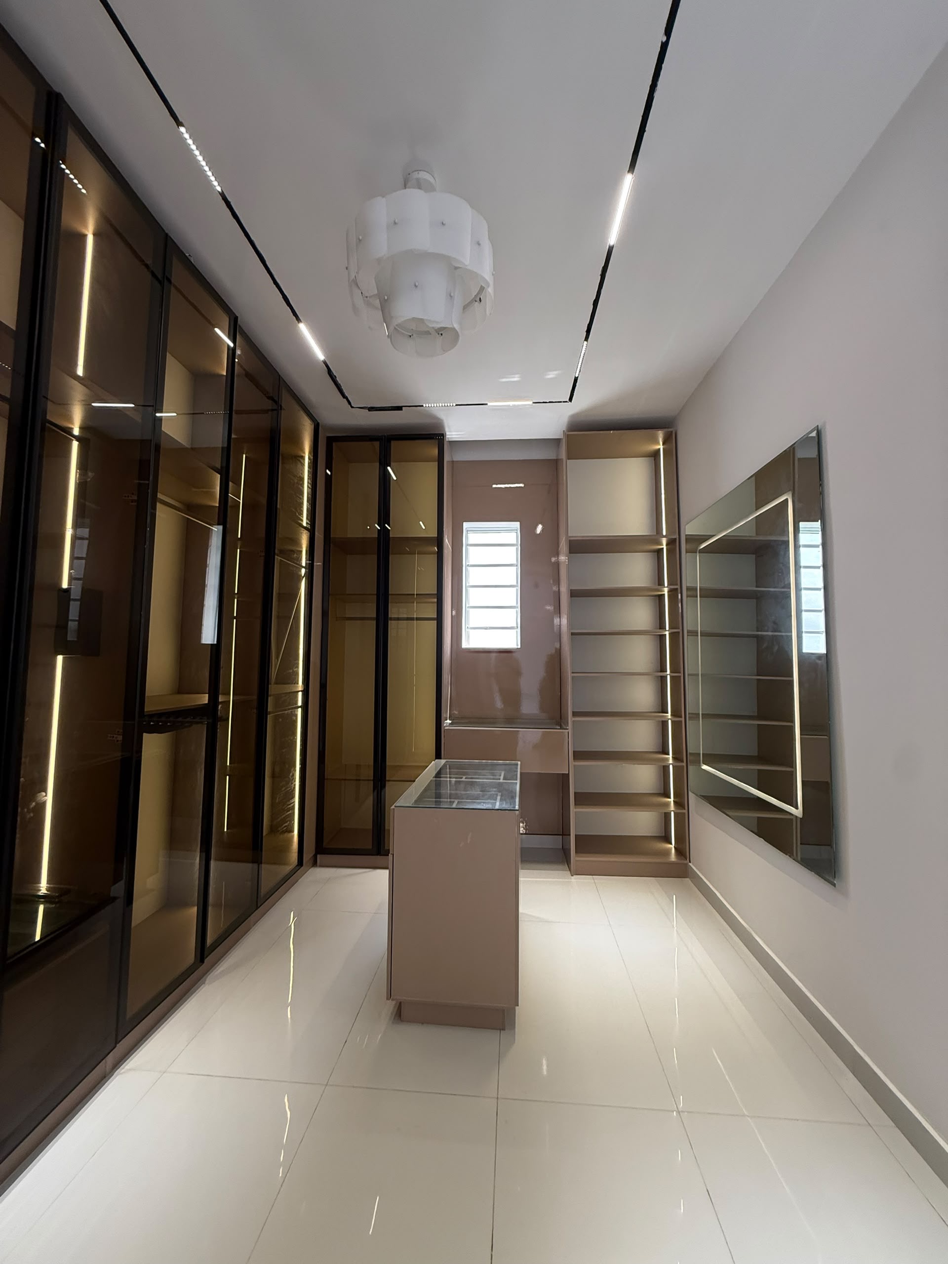 Discover modern luxury in this beautifully finished 5-bedroom fully detached duplex with BQ, sitting on 420sqm and designed for comfort, sophistication and convenience.