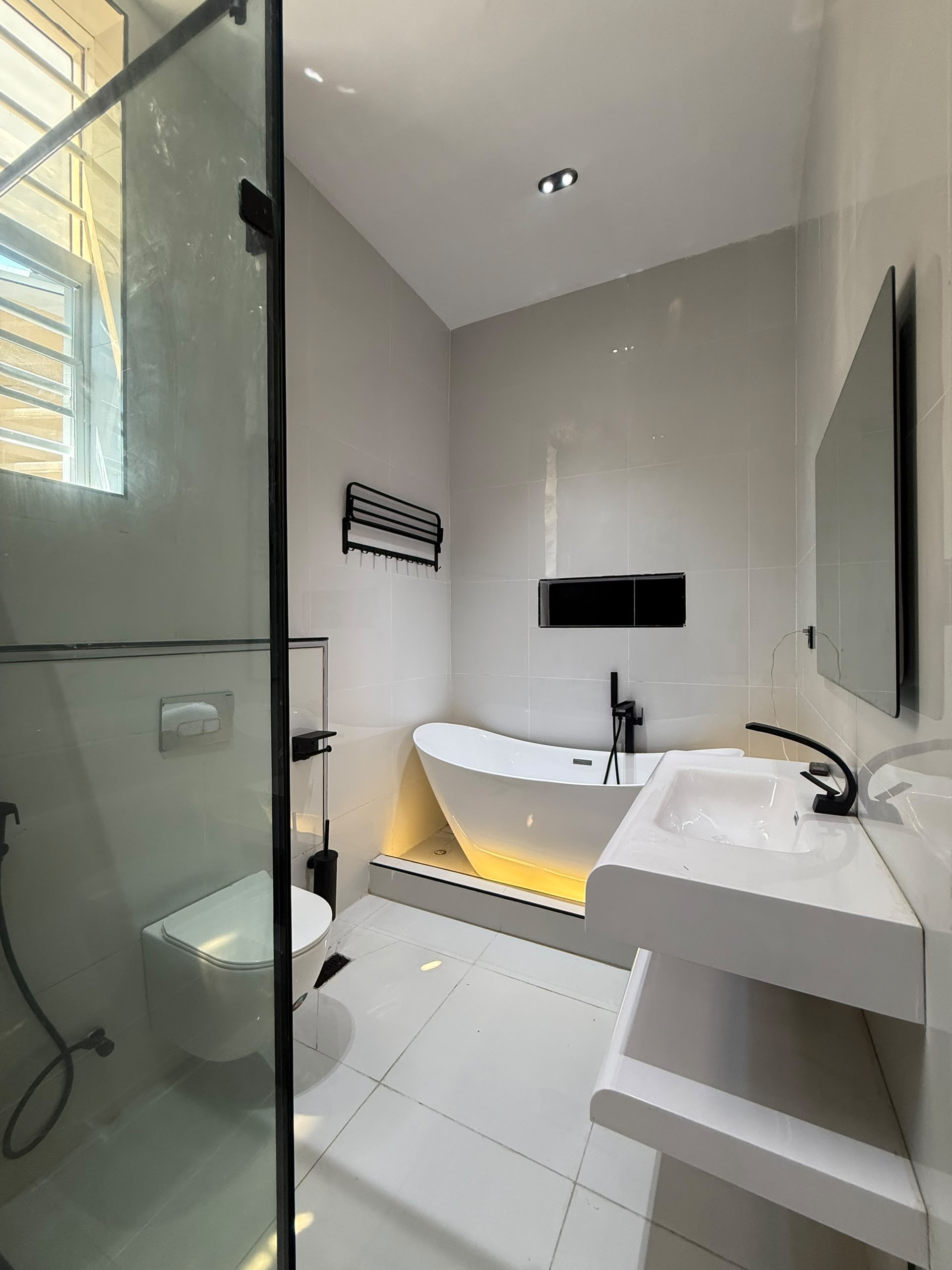 Discover modern luxury in this beautifully finished 5-bedroom fully detached duplex with BQ, sitting on 420sqm and designed for comfort, sophistication and convenience.