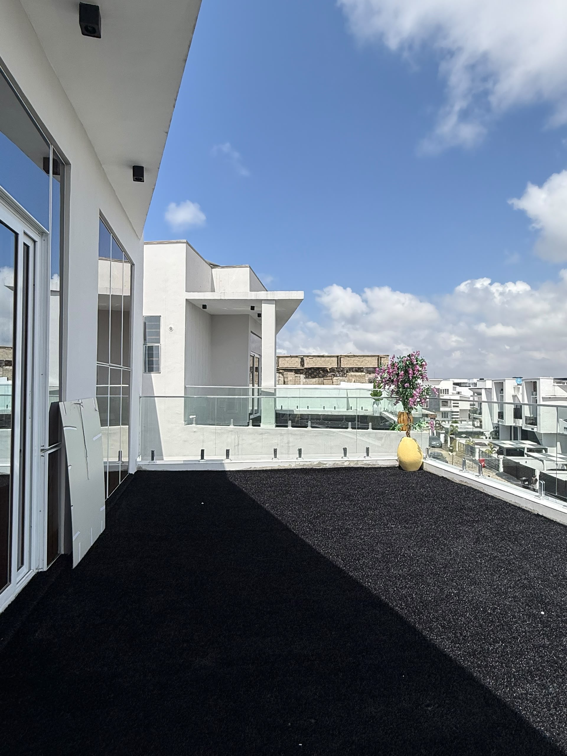 Discover modern luxury in this beautifully finished 5-bedroom fully detached duplex with BQ, sitting on 420sqm and designed for comfort, sophistication and convenience.