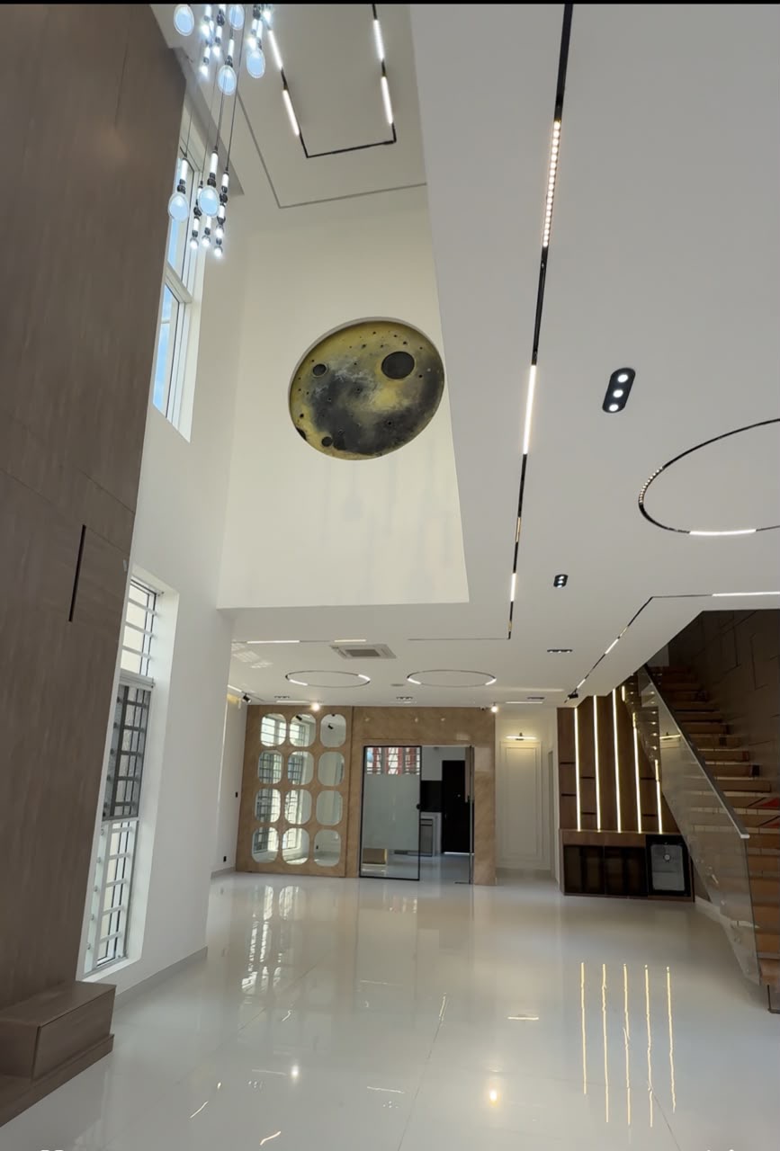 Discover modern luxury in this beautifully finished 5-bedroom fully detached duplex with BQ, sitting on 420sqm and designed for comfort, sophistication and convenience.