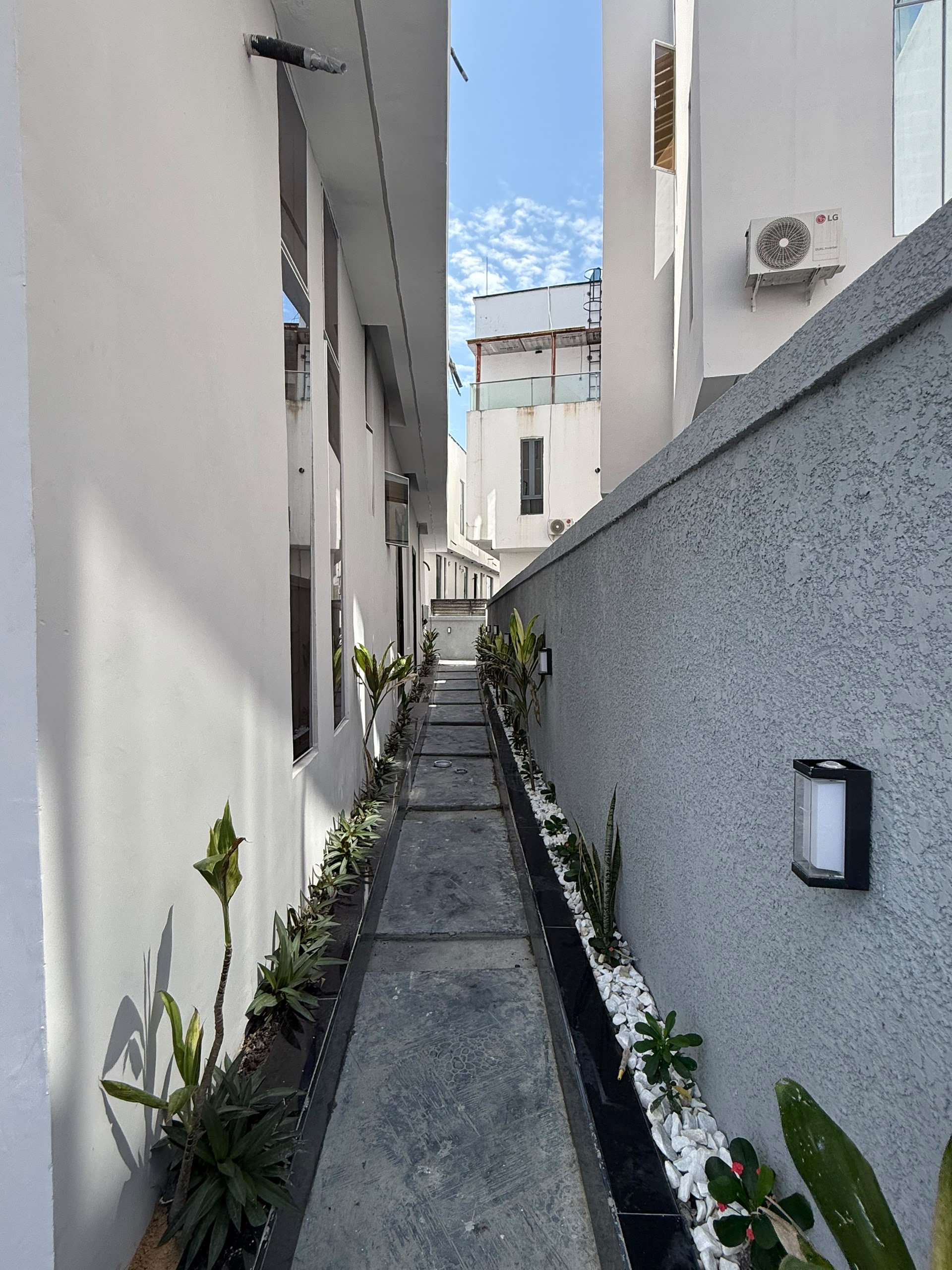 Discover modern luxury in this beautifully finished 5-bedroom fully detached duplex with BQ, sitting on 420sqm and designed for comfort, sophistication and convenience.