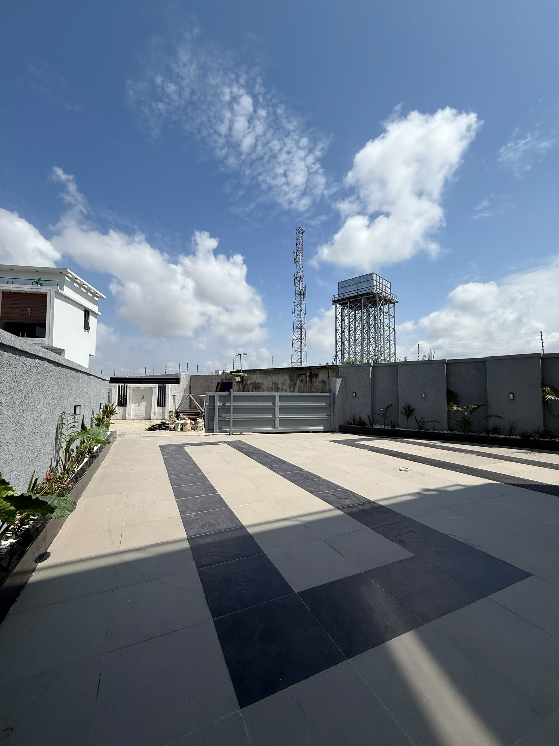 Discover modern luxury in this beautifully finished 5-bedroom fully detached duplex with BQ, sitting on 420sqm and designed for comfort, sophistication and convenience.