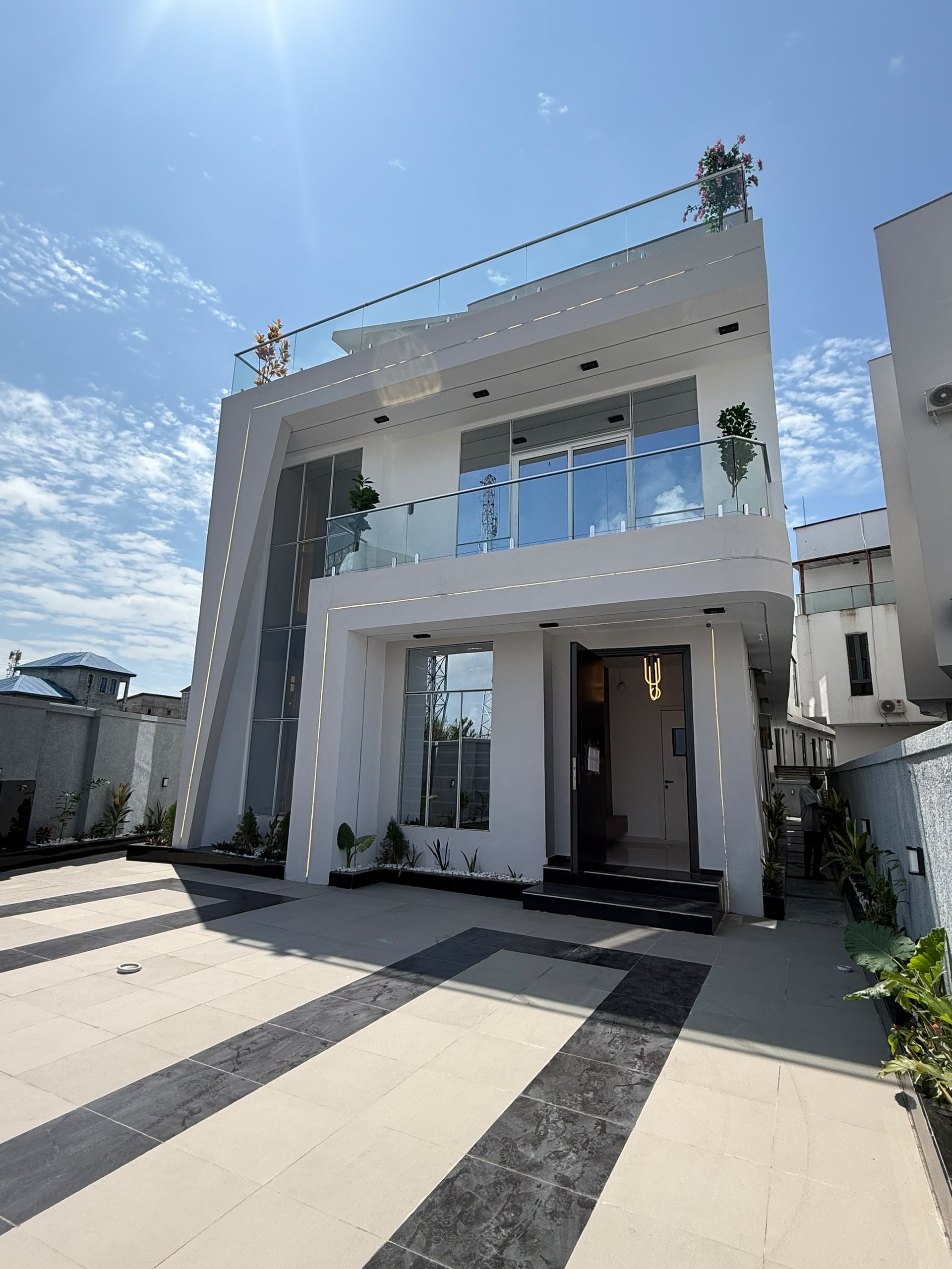 Discover modern luxury in this beautifully finished 5-bedroom fully detached duplex with BQ, sitting on 420sqm and designed for comfort, sophistication and convenience.