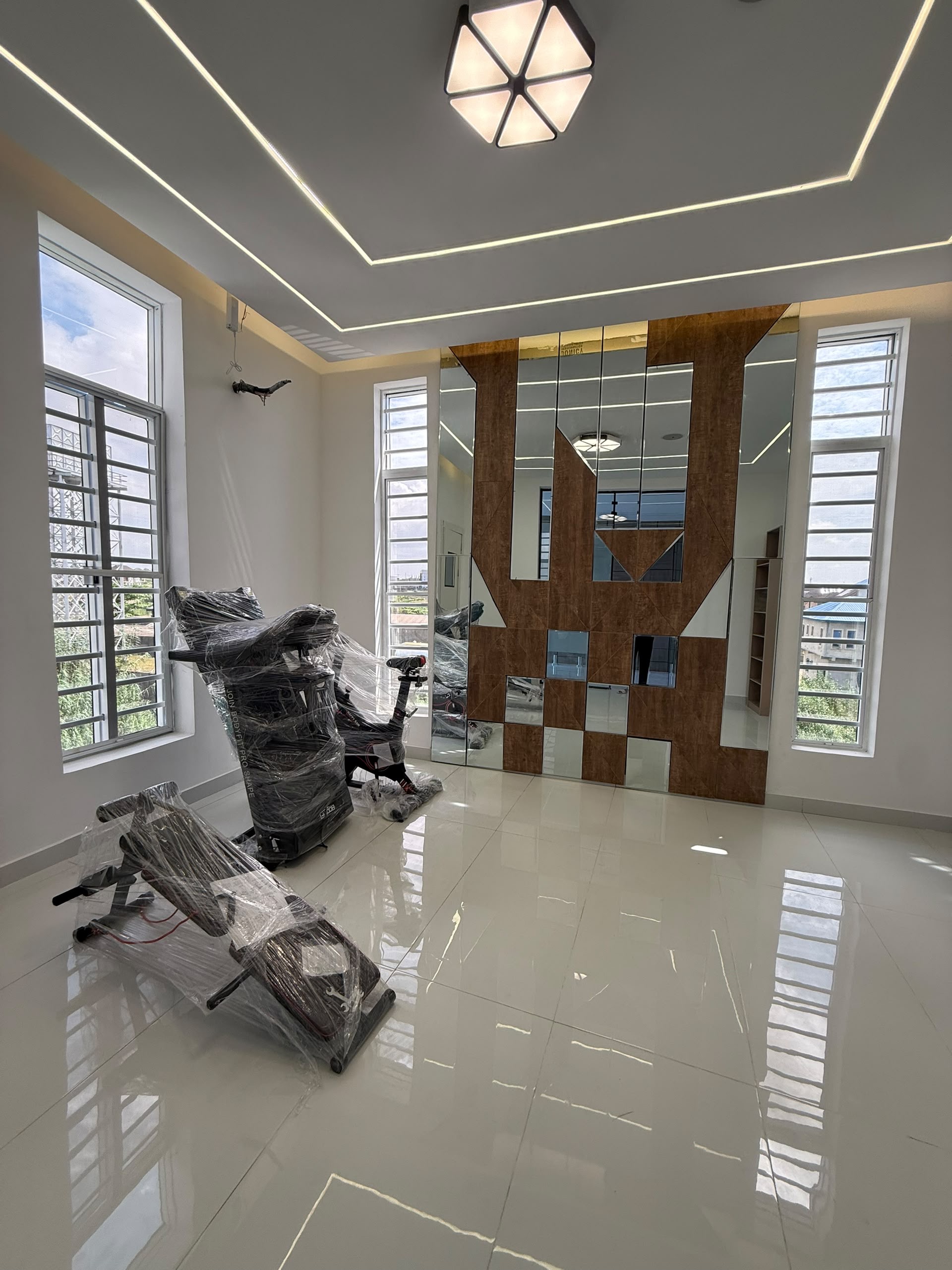 Discover modern luxury in this beautifully finished 5-bedroom fully detached duplex with BQ, sitting on 420sqm and designed for comfort, sophistication and convenience.