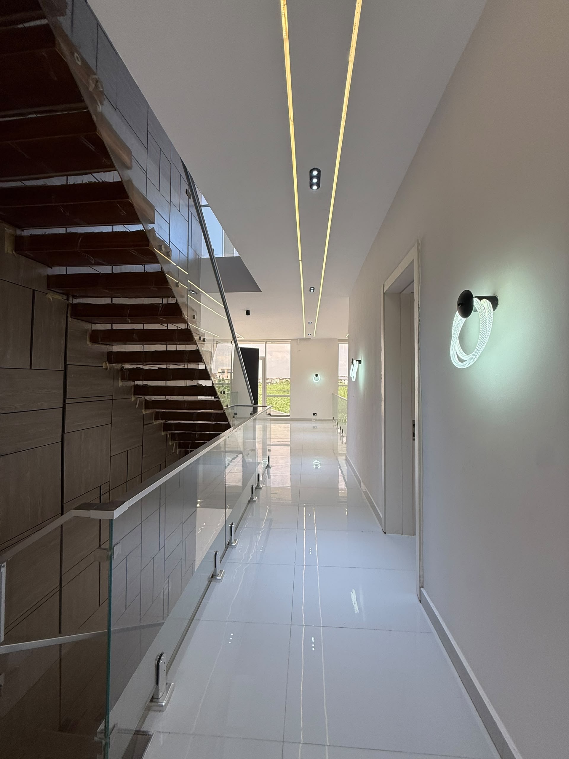 Discover modern luxury in this beautifully finished 5-bedroom fully detached duplex with BQ, sitting on 420sqm and designed for comfort, sophistication and convenience.
