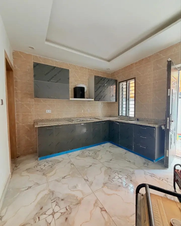 3bedroom semi detached duplex  - image 2
