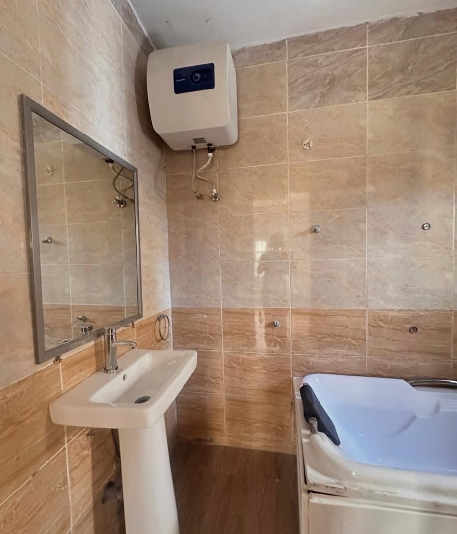 Newly renovated 3bedroom apartment  - image 2
