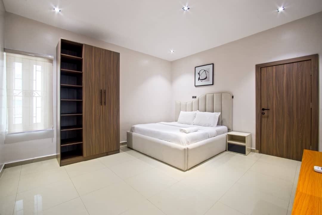 3-bedroom apartments 