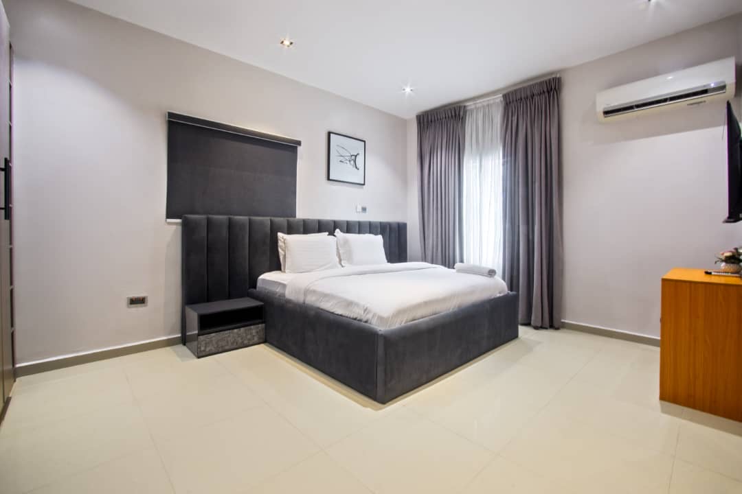3-bedroom apartments 