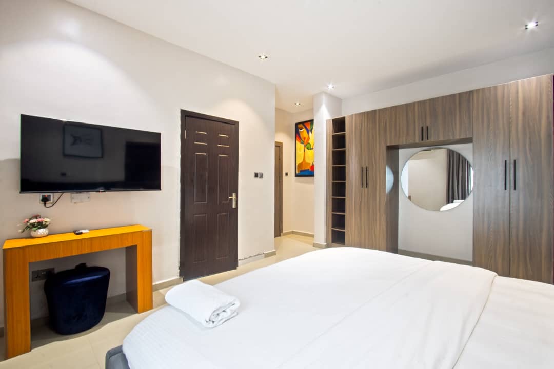 3-bedroom apartments 