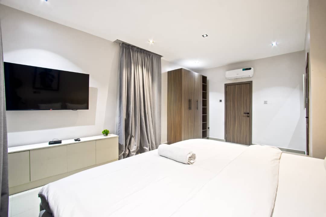 3-bedroom apartments 