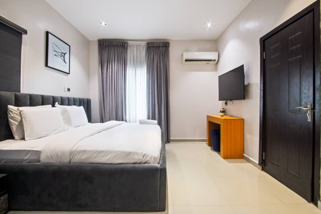 3-bedroom apartments 
