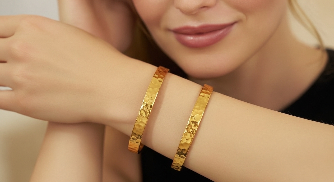 Gylden Glød – Hamret Cuff armbånd 18k guldbelagt