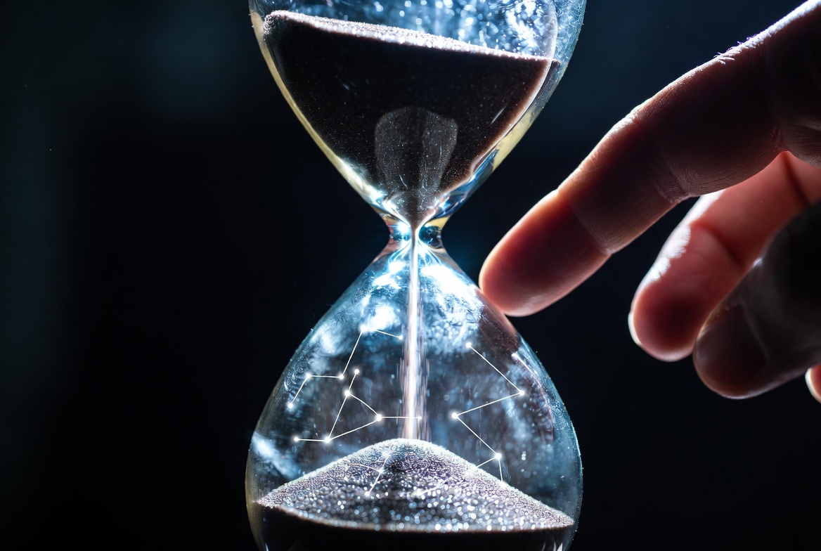 [Primer plano de un reloj de arena donde la arena se transforma en constelaciones, con una mano humana tocando suavemente el cristal, representando el poder del observador sobre el tiempo y la estructura]