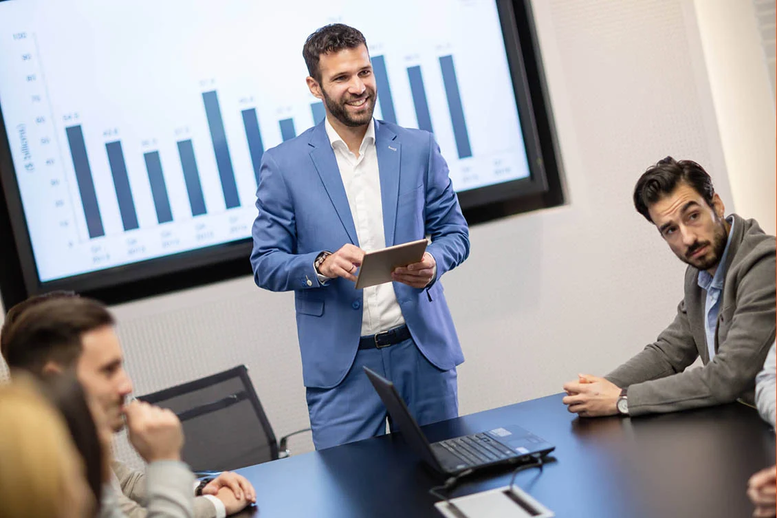 Pessoa em posição de liderança e mentoria, ajudando e inspirando outras.