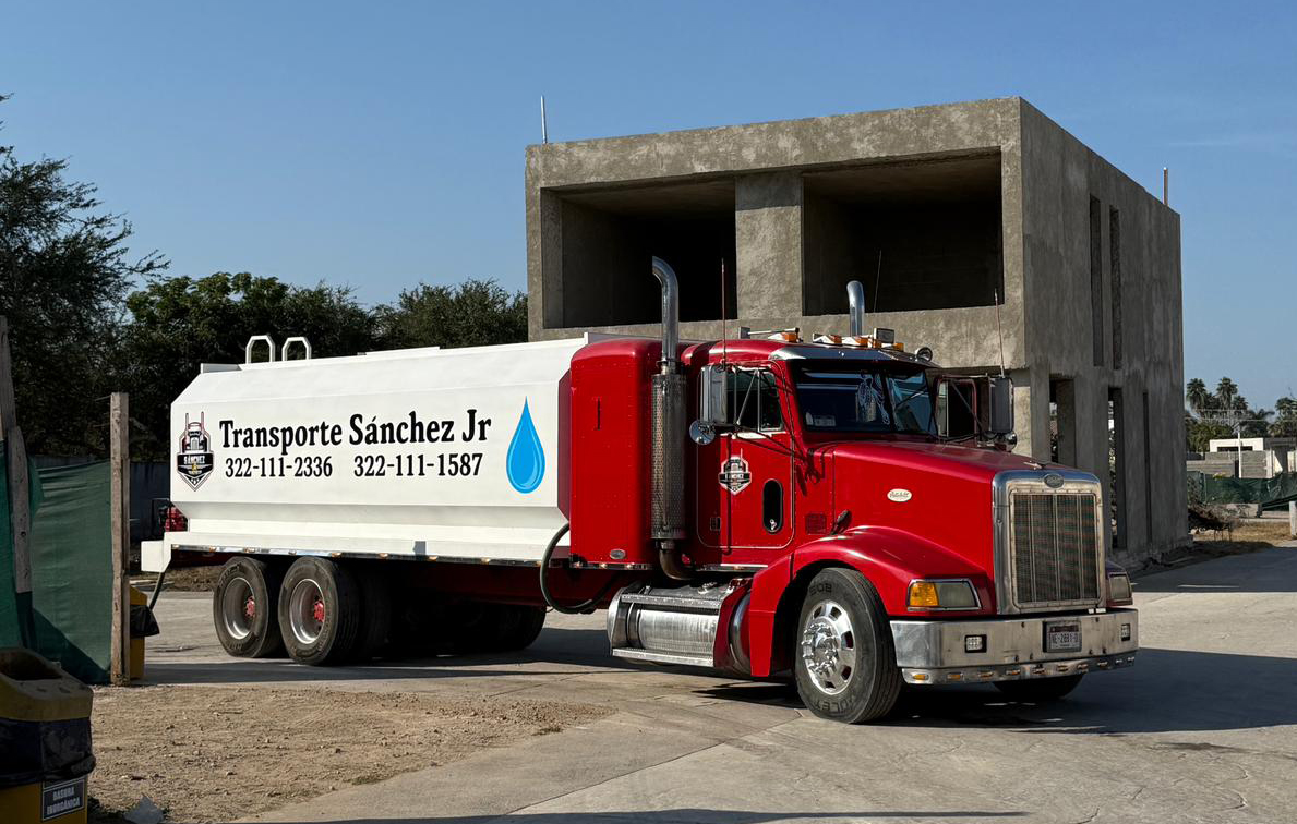 Servicio de pipas de agua para hoteles, albercas y riego.