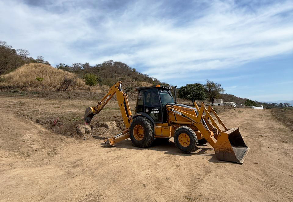 Retroexcavadoras y equipo pesado con operador.