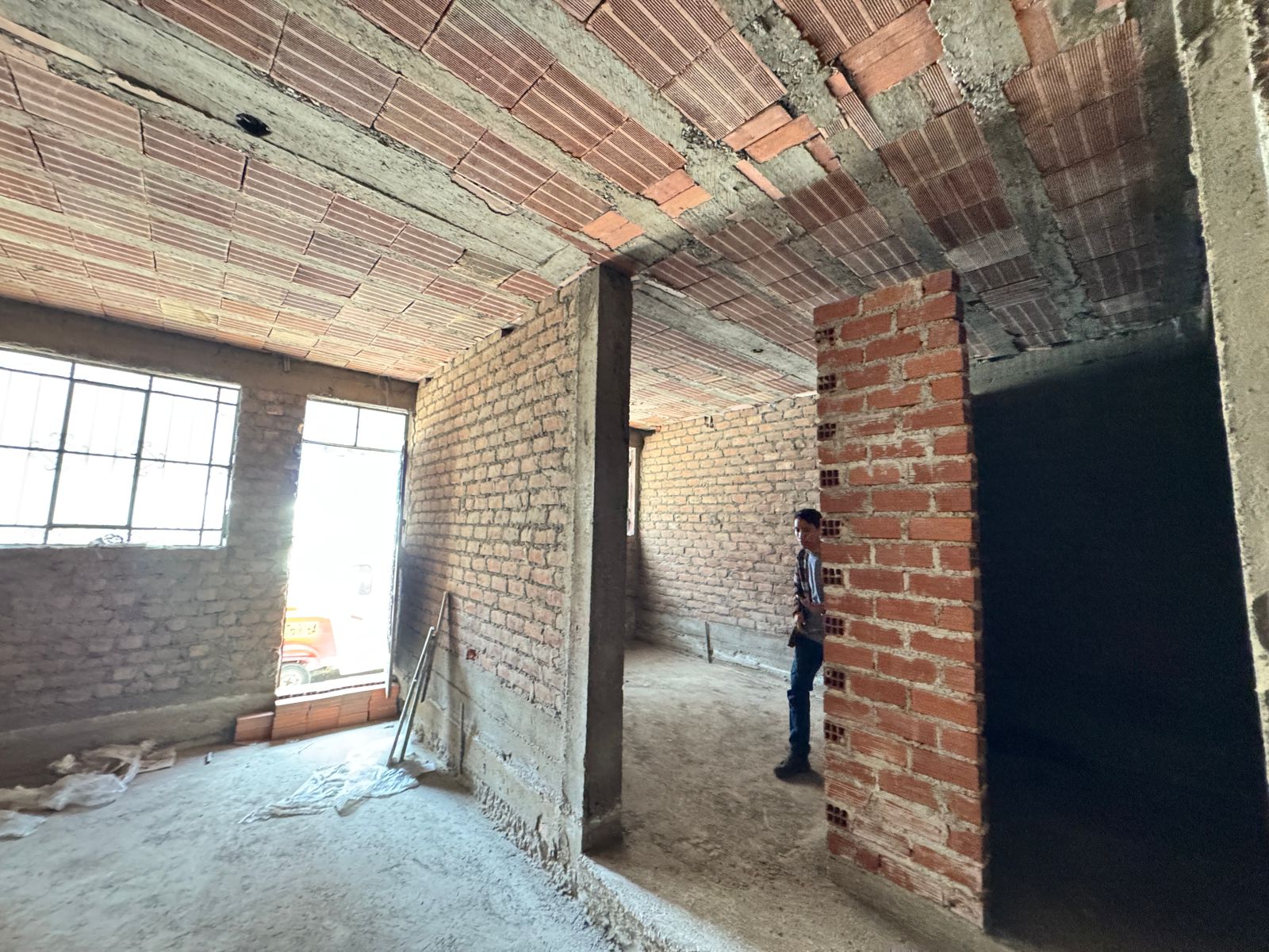 Casa de un piso y medio no tarrajeado