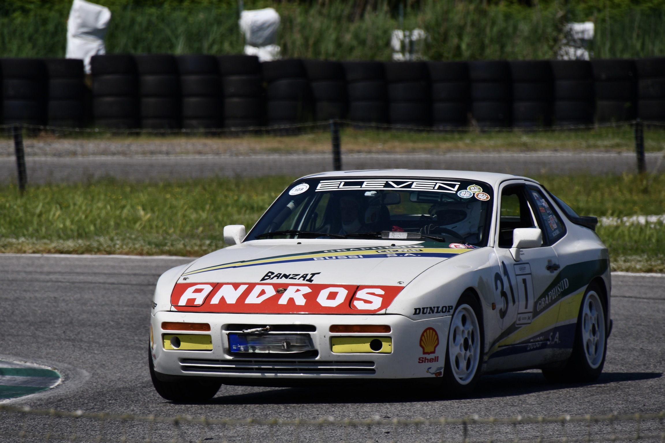 Porsche 944 Turbo side profile.