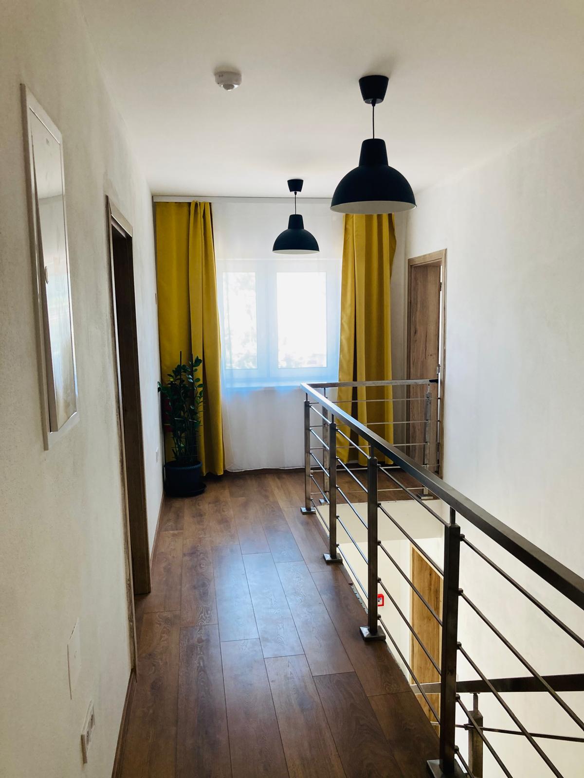 Západ slnka nad jazerom