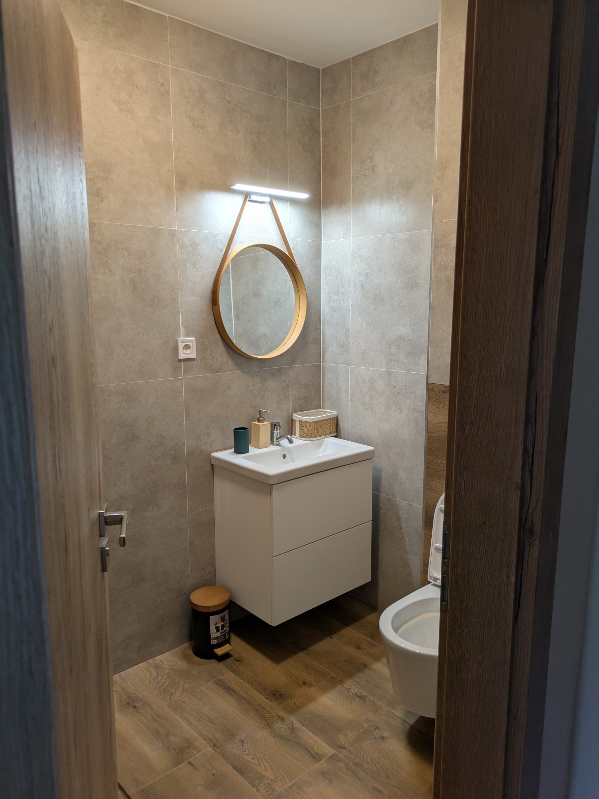 Detail jedálenského stola