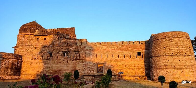 Chanderi Silk Heritage Walk and Fort Exploration