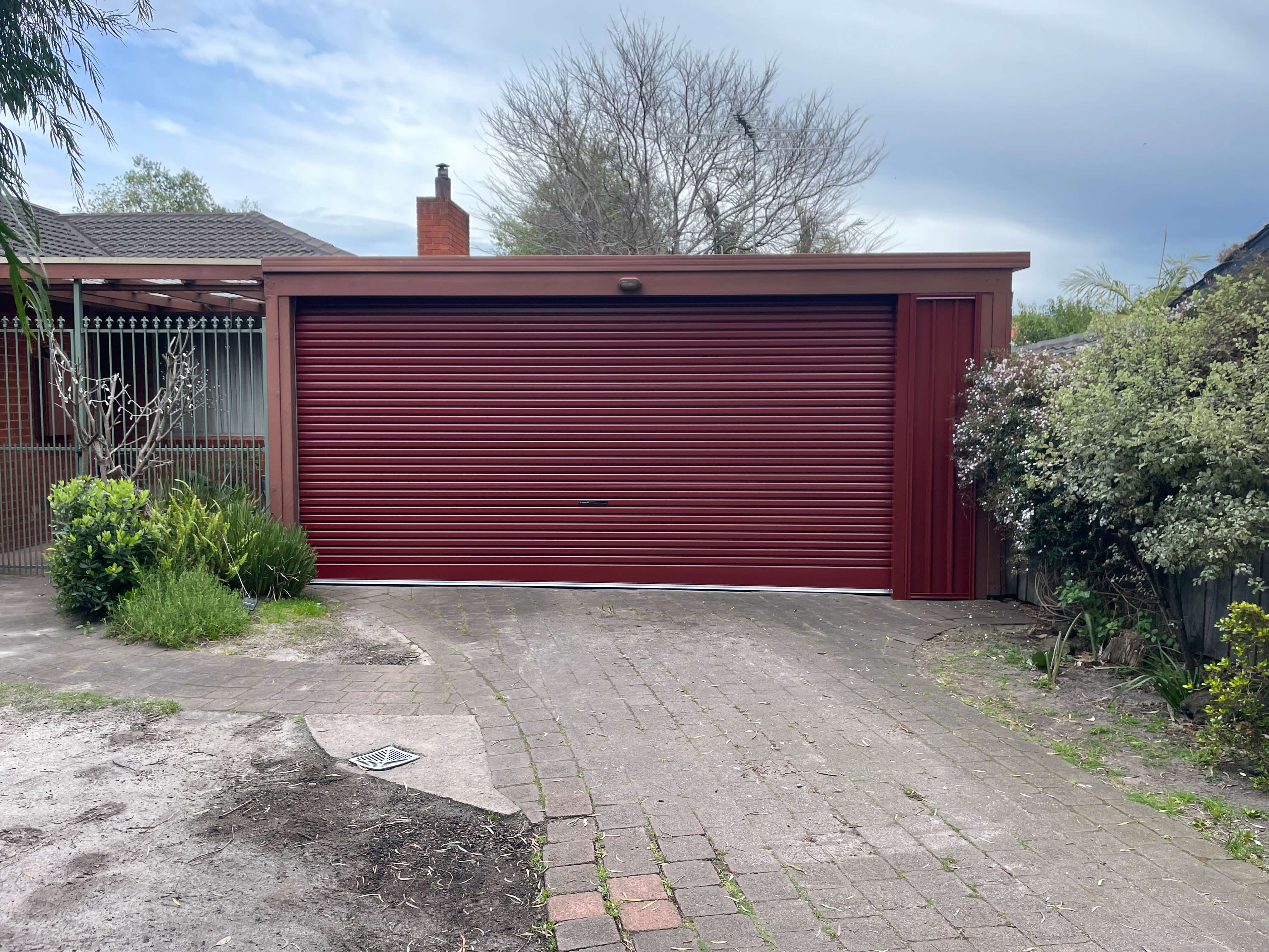 Low Profile Manor Red Roller Door with Infill and Taper.
