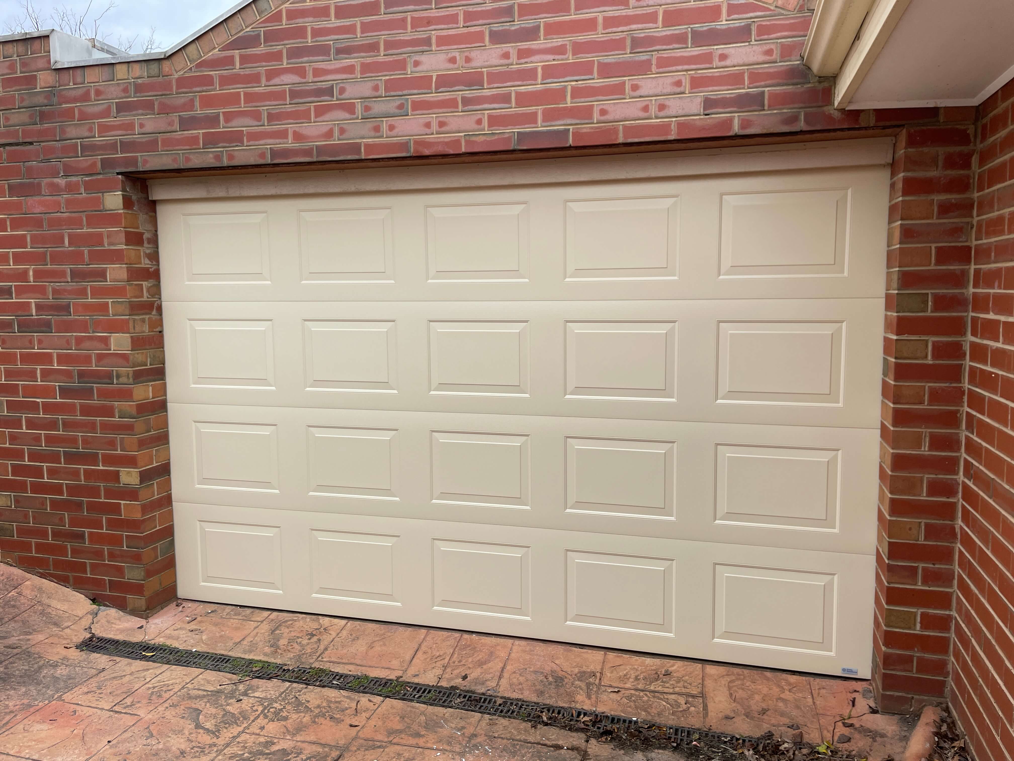 Oxford Classic Cream Sectional Door.