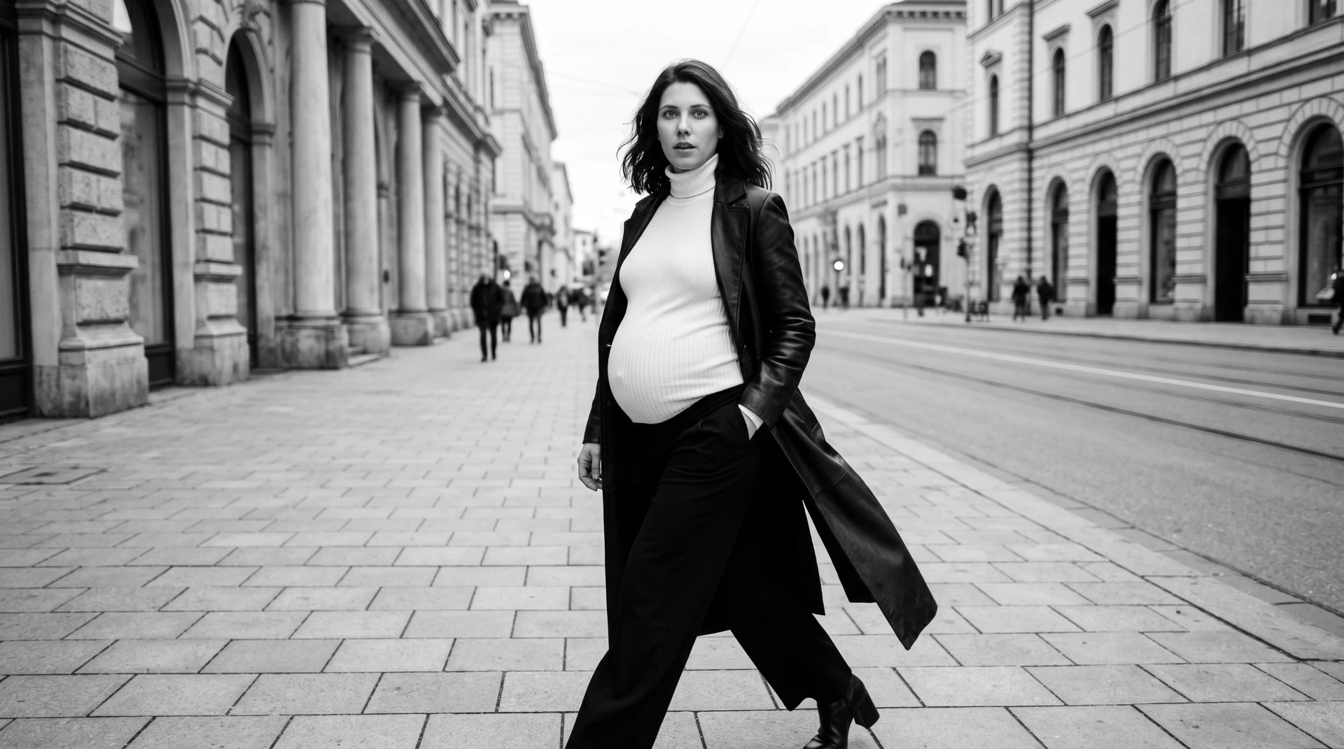Modernes urbanes Babybauch Shooting in München mit Architektur und Beton-Hintergrund von Michael Stief